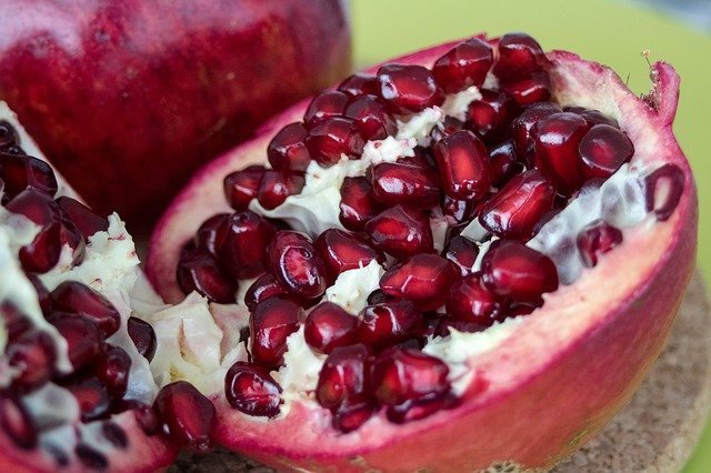 How To S Wiki 88 How To Eat Pomegranate Seeds